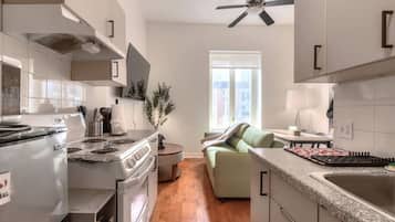 Refrigerador, parrilla de estufa, tostadora y utensilios de cocina