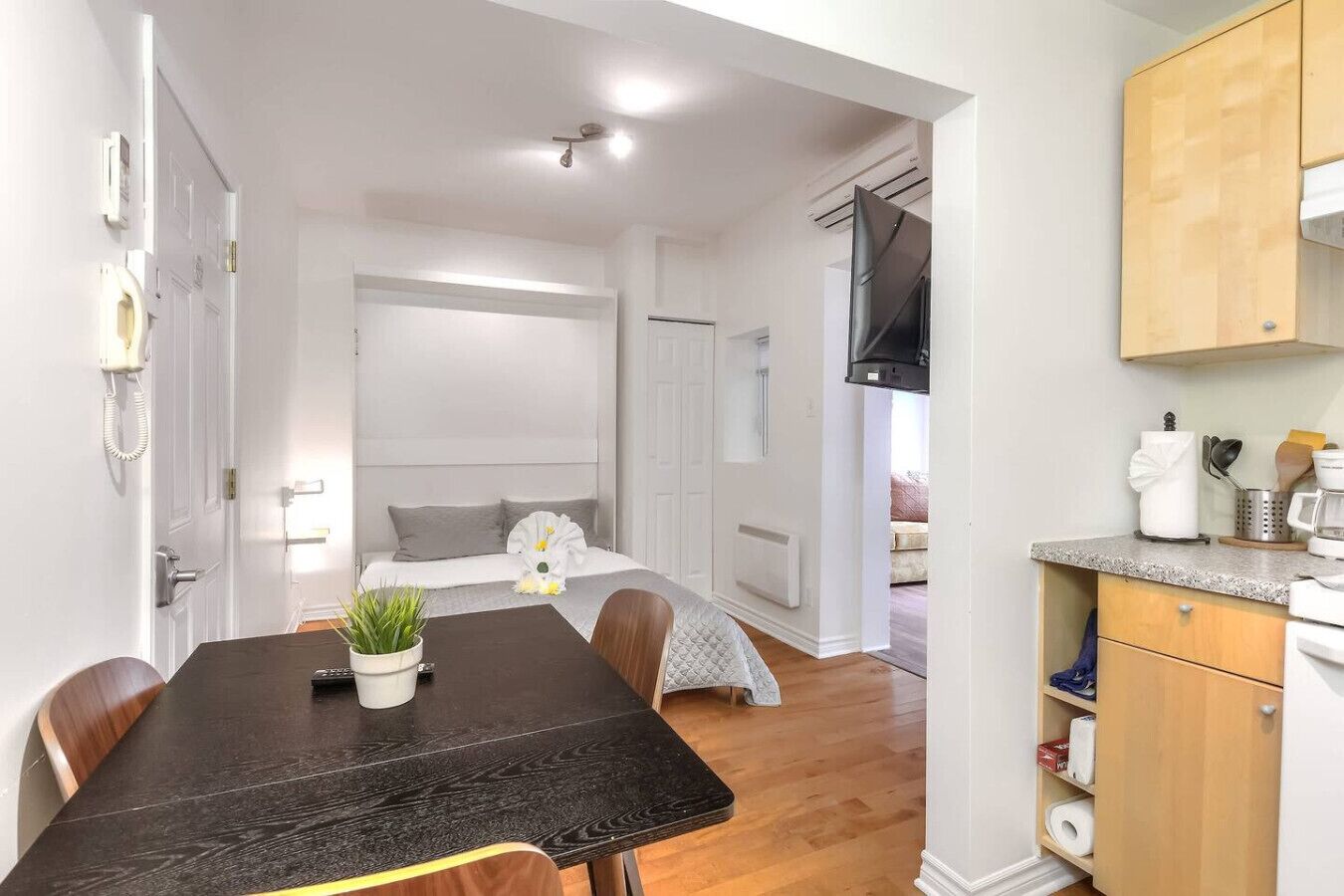 1 habitación, escritorio, tabla de planchar con plancha y wifi 