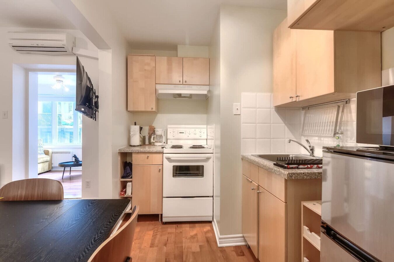 Een koelkast, een oven, een kookplaat, een broodrooster