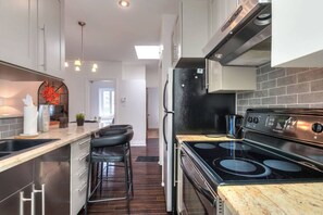 Fridge, microwave, oven, toaster - Fox Hotel | Palais Des Congrés VI (Montréal)