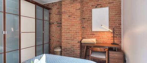 2 عدّة غرف نوم ومكواة/لوح كي وواي فاي وملاءات أسرّة