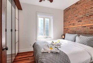 2 bedrooms, iron/ironing board, WiFi, bed sheets - Fox Hotel | Palais Des Congrés VI (Montréal)