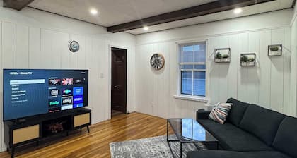 Central Salem Retreat 2bd W/ parking