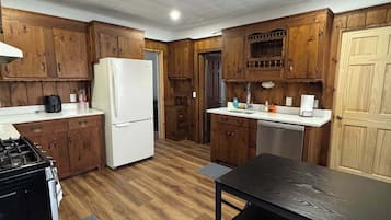 冰箱、微波炉、烤箱、炉灶