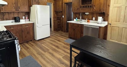 Central Salem Retreat 2bd W/ parking