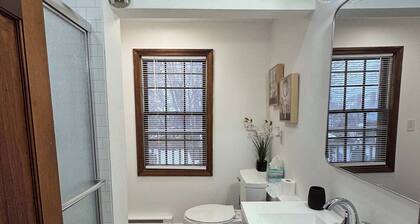 Central Salem Retreat 2bd W/ parking