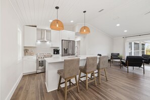 Een koelkast, een magnetron, een oven, een kookplaat