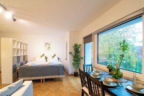 1 bedroom, WiFi, bed sheets - Cozy apartment with kitchen + balcony (Essen)