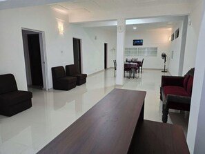 Habitación, 1 habitación, con acceso para personas discapacitadas, para fumadores | Sala de estar