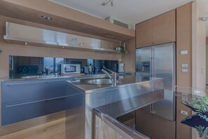 Réfrigérateur, micro-ondes, four, lave-vaisselle