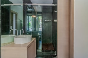 Doccia, asciugacapelli, bidet, asciugamani