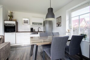 Fridge, oven, stovetop, dishwasher