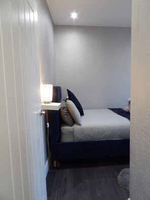 1 bedroom, iron/ironing board, WiFi, bed sheets - Adjoining 1 bedroom apartment Leith Tram Station (Leith)