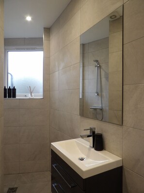 SĂšche-cheveux, serviettes fournies, savon, papier toilette