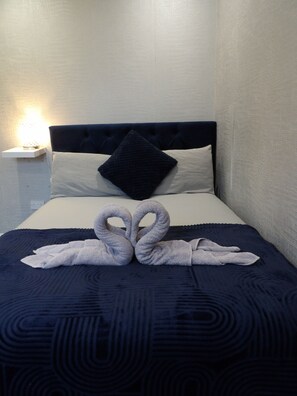 1 habitación, tabla de planchar con plancha, wifi y ropa de cama