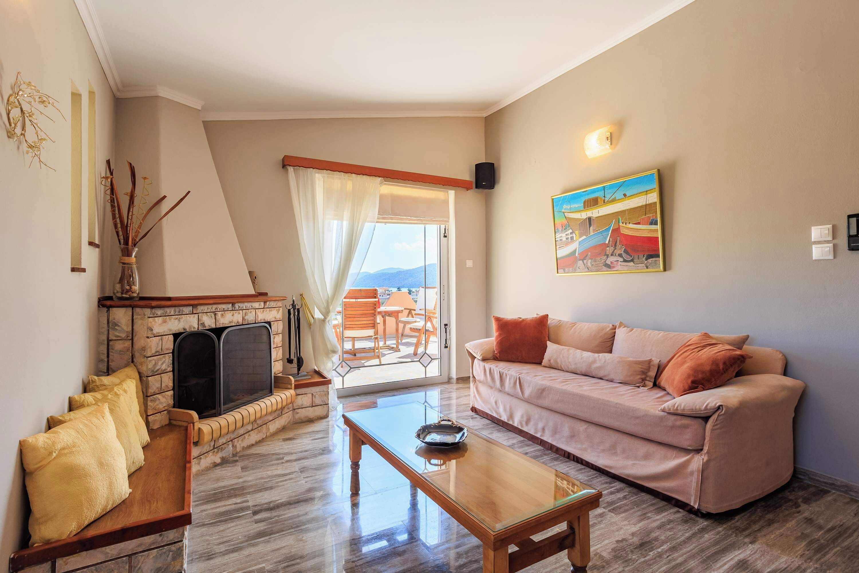 Een televisie en een open haard