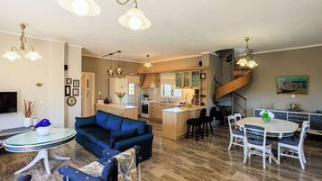 Een televisie en een open haard