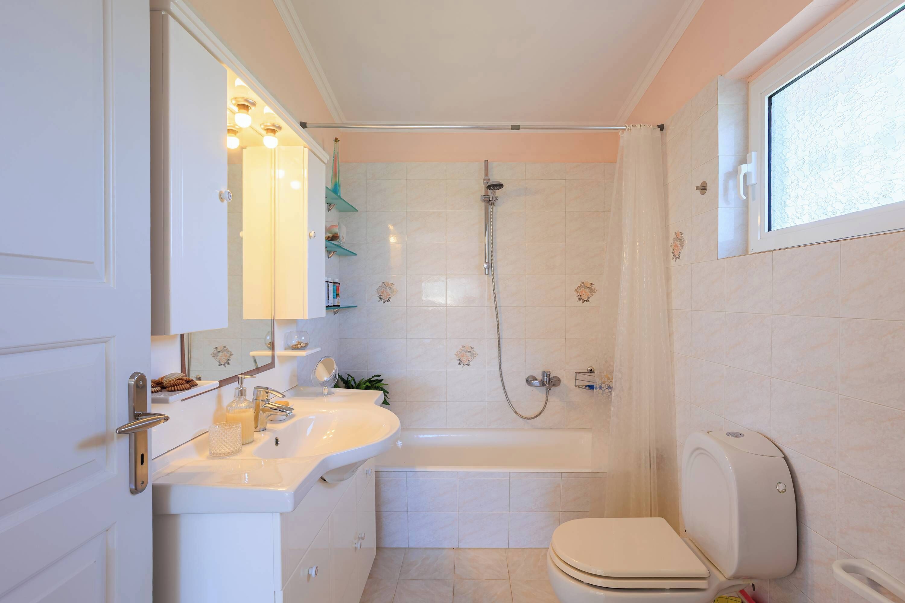 Une salle de bain avec une baignoire, des toilettes et un lavabo.