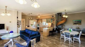 Televisión y chimenea