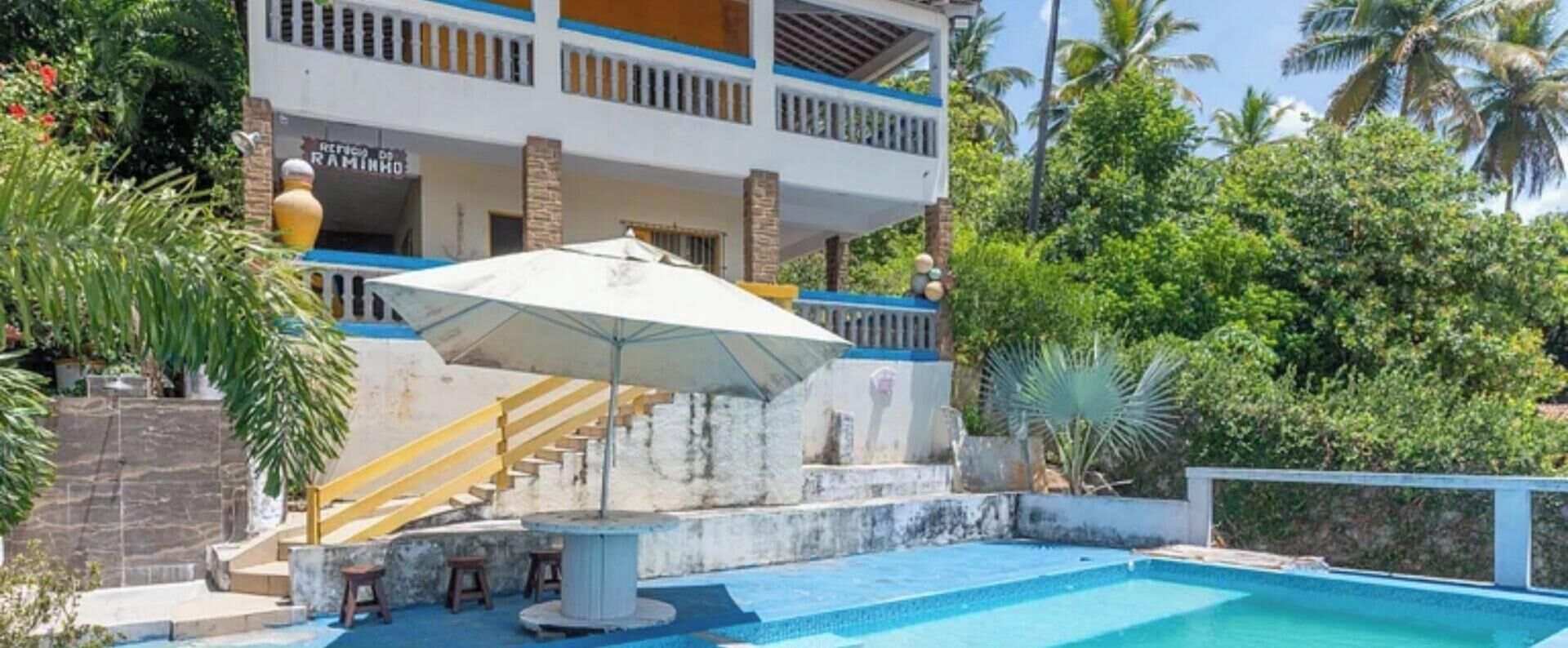 Villa | Piscina | Una piscina al aire libre, sombrillas