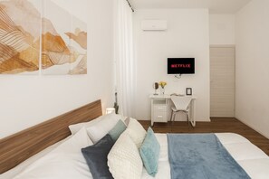 2 habitaciones, caja de seguridad en la habitación y escritorio 