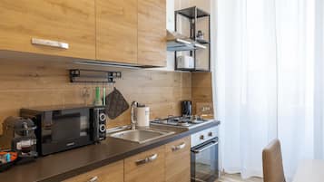 Frigorifero, microonde, forno, piano cottura