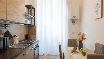 Frigorifero, microonde, forno, piano cottura