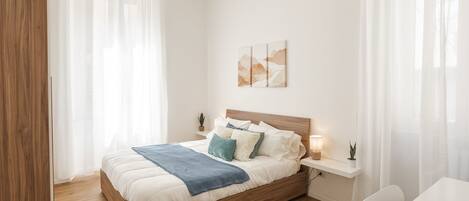 2 bedrooms, in-room safe, desk, iron/ironing board