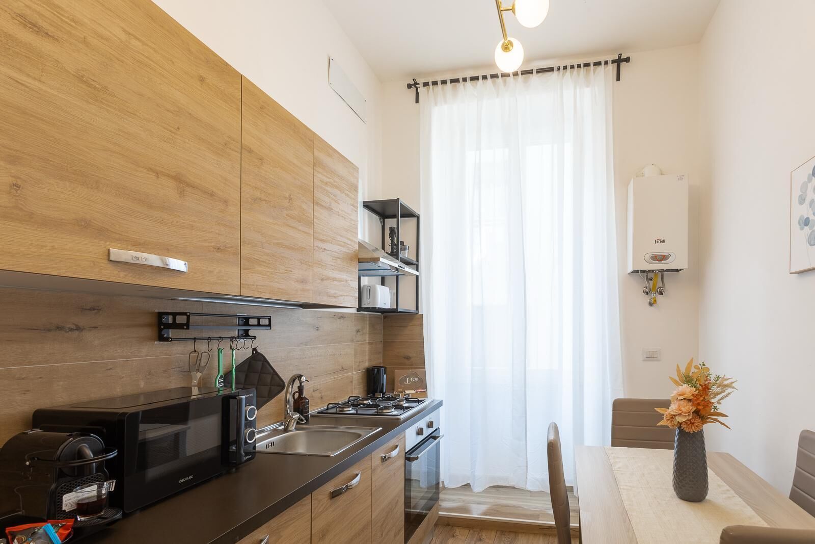 Frigorifero, microonde, forno, piano cottura