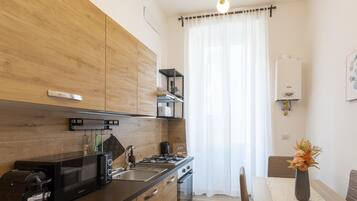 Frigorifero, microonde, forno, piano cottura