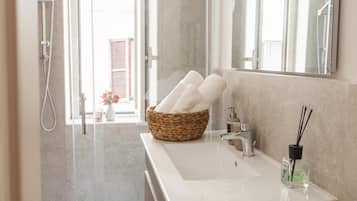 Doccia, asciugacapelli, bidet, asciugamani