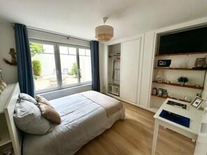 1 habitación, caja de seguridad en la habitación y escritorio 