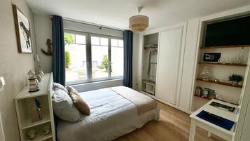 1 slaapkamer, een kluis op de kamer, een bureau, reisbedje