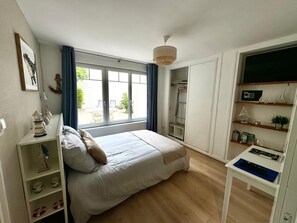 1 slaapkamer, een kluis op de kamer, een bureau, reisbedje