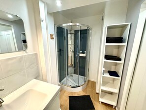 Dusche, Haartrockner, HandtĂŒcher, Seife