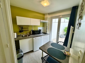 Een koelkast, een microgolfoven, een kookplaat