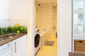 Een haardroger, handdoeken, zeep, toiletpapier