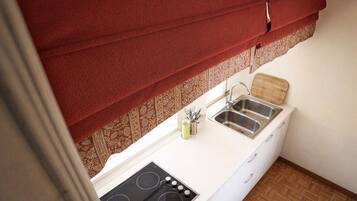 Condo clásico, balcón, vista a la ciudad | Cocina privada | Microondas