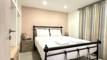 2 bedrooms, iron/ironing board, WiFi, bed sheets