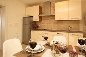 Refrigerador, microondas, placa de cocina, lavavajillas