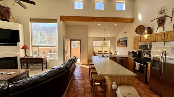 Frigorífico, microondas, horno y placa de cocina