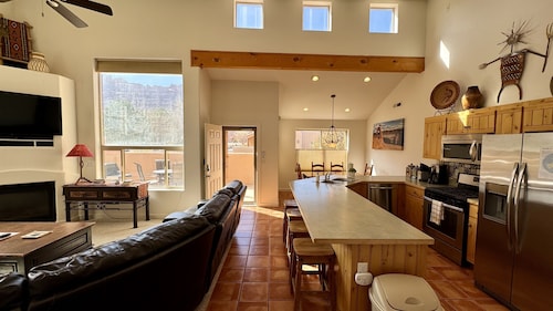 Best Views in Moab | Pool & Hot Tub I Garage & Trailer Parking I Pet Friendly