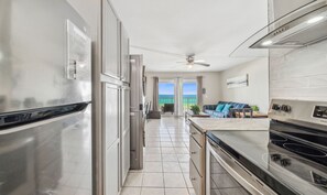 Geladeira, micro-ondas, fogão, cooktop