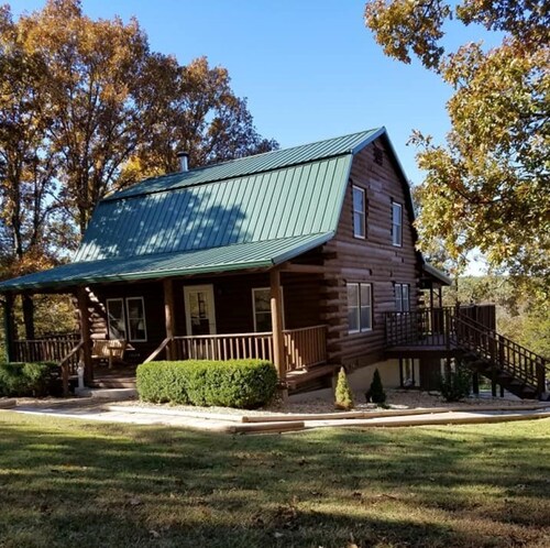 Authentic Log Cabin in the Southern Ozark Mountains with hot tub
