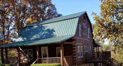 Authentic Log Cabin in the Southern Ozark Mountains with hot tub