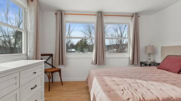 3 bedrooms, desk, WiFi, bed sheets