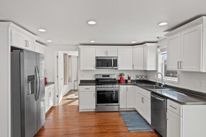 Kjøleskap, mikrobølgeovn, ovn og kokeplater