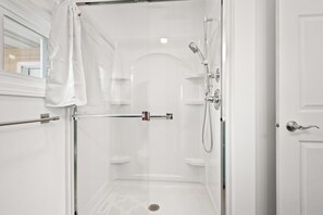 Dusche, Bidet, Handtücher, Seife