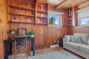 Smart-TV, Kamin, Bücher