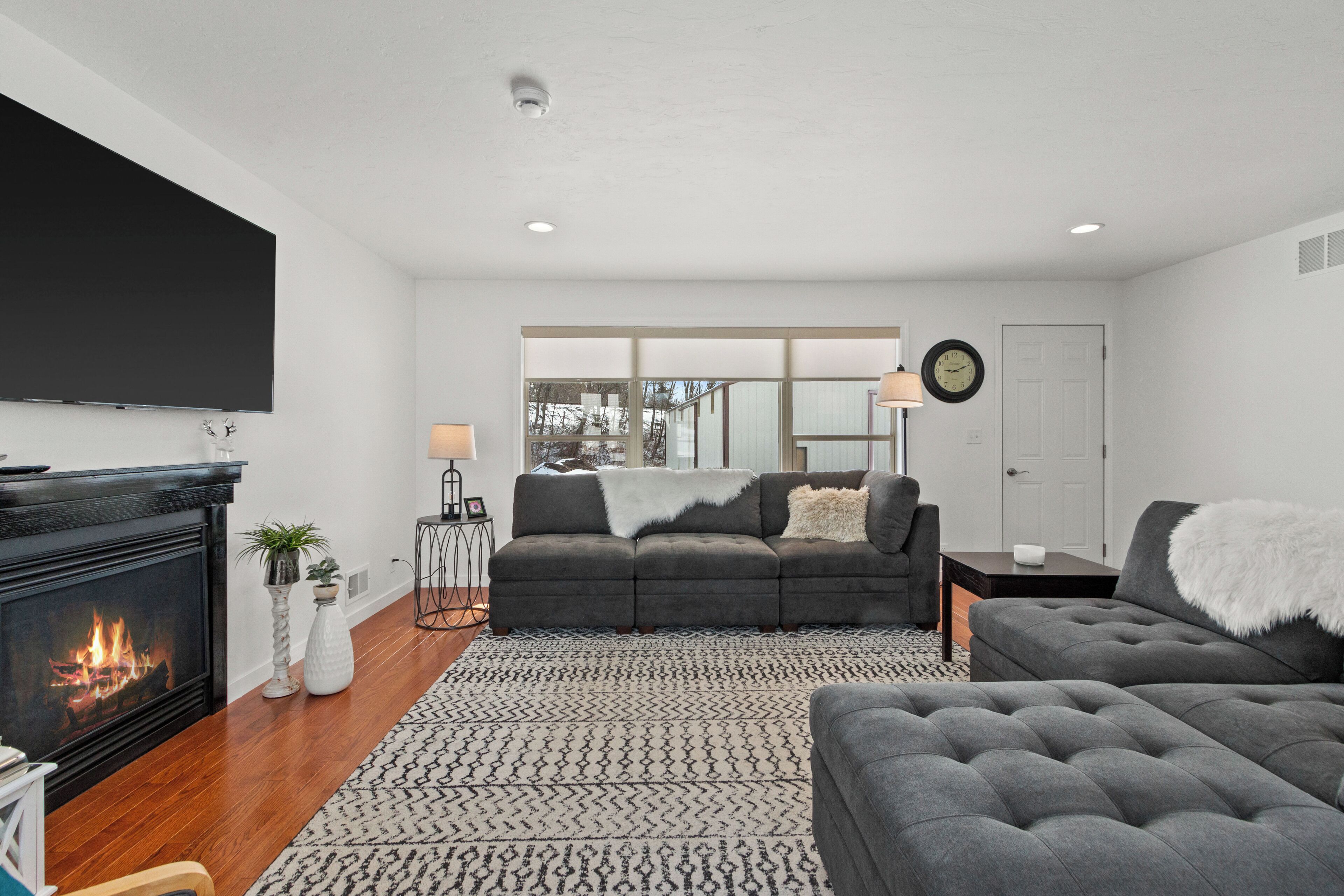 Smart-TV, Kamin, Bücher